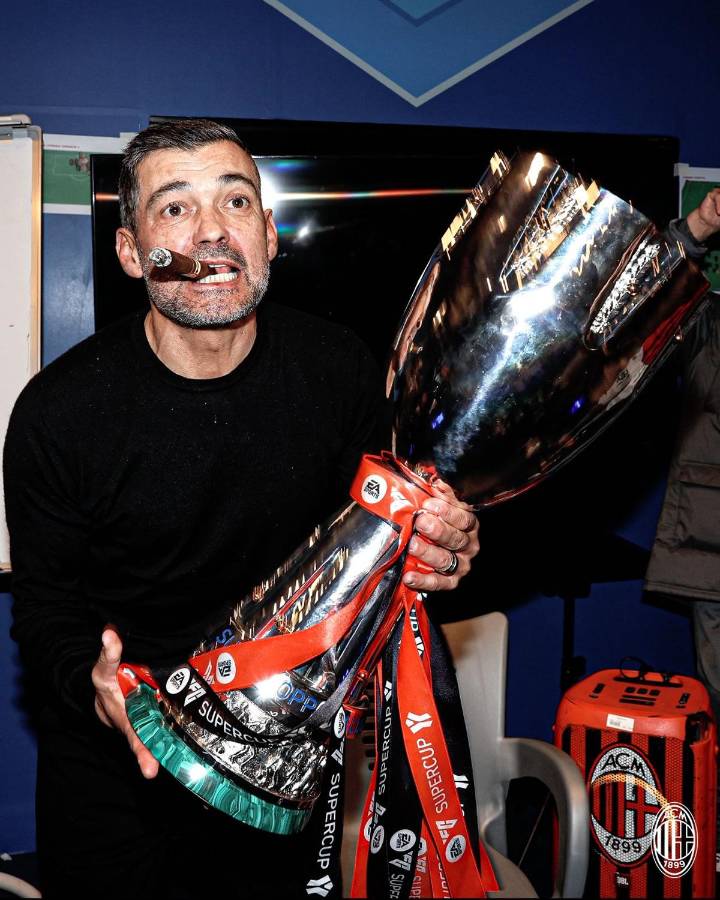 Sérgio Conceicao celebrando con el trofeo de la Supercopa de Italia.