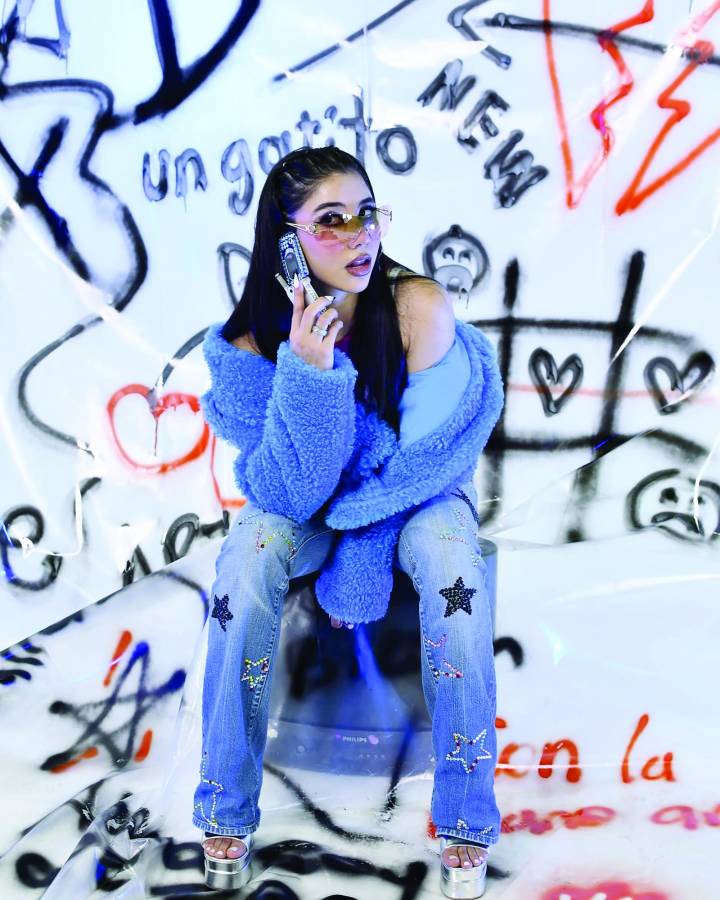 En 2022 publicó el tema “Hoy se sale” en colaboración con Dennis Arana, quien quedó en el quinto lugar de “La Academia” 2019-2020.