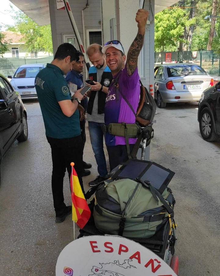 Santiago Sánchez, el español que iba caminando rumbo a Qatar y terminó preso en Irán