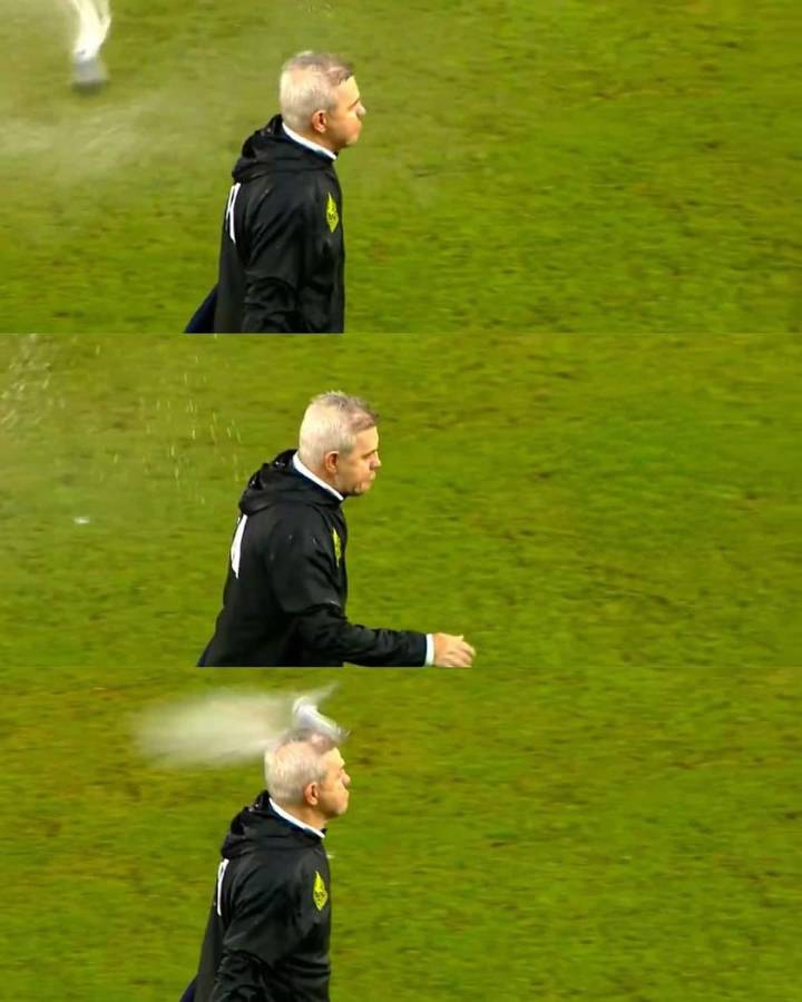 Momento en el que la lata de cerveza impactó en la cabeza de Javier Aguirre.