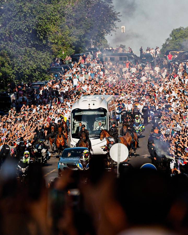 Espectacular recibimiento de los madridistas a su equipo.