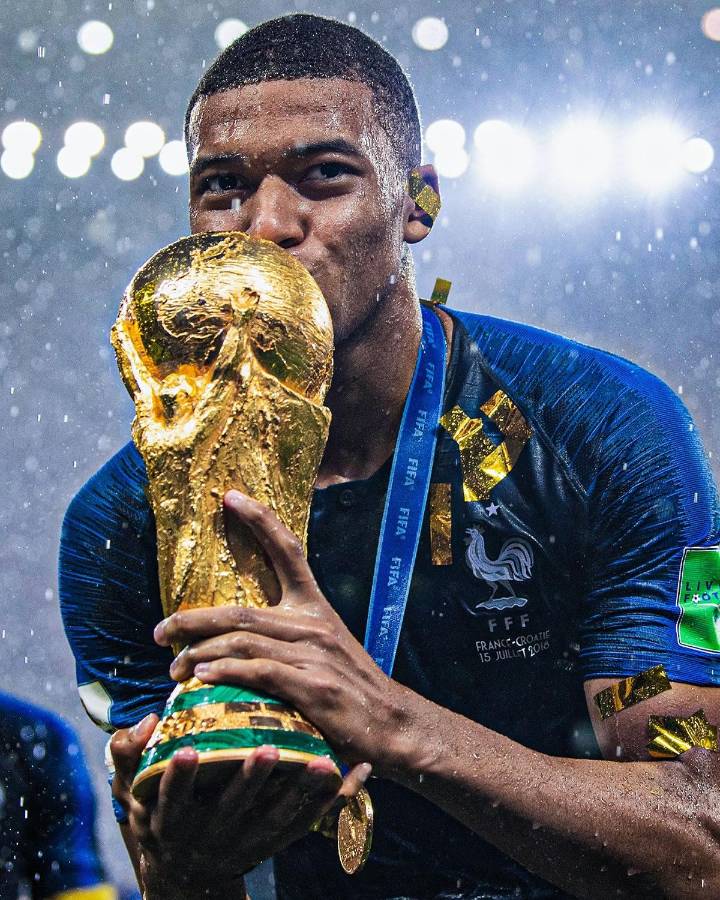 Kylian Mbappé se coronó campeón del mundo con Francia a los 19 años, siendo pieza fundamental.