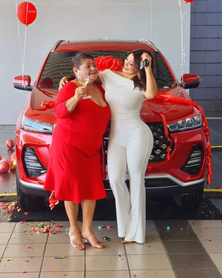 Milagro Flores junto a su mamá.