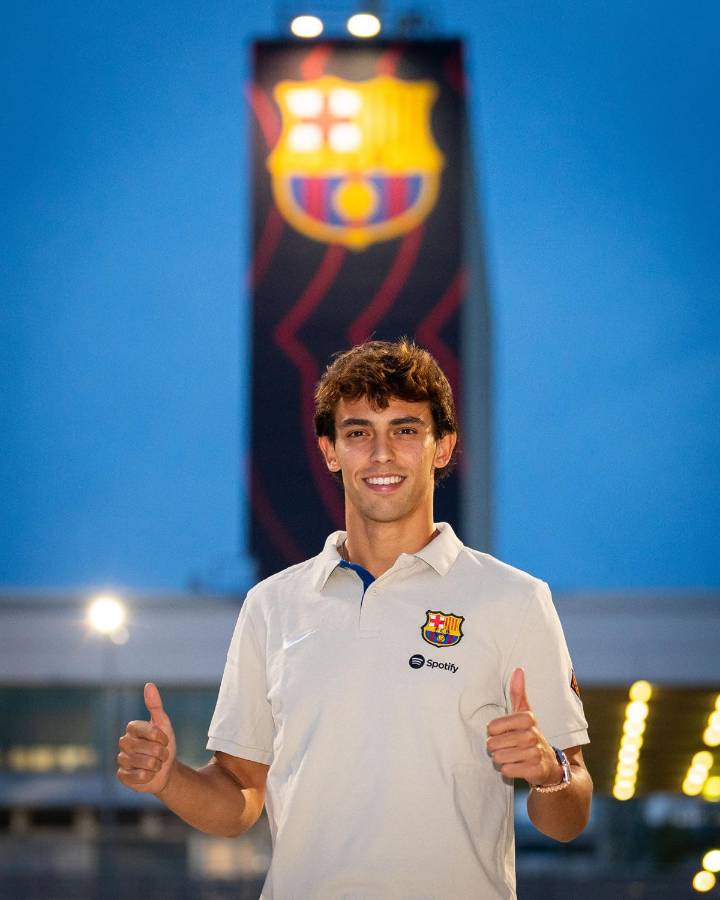 Joao Félix, sonriente posando ya como jugador del FC Barcelona.