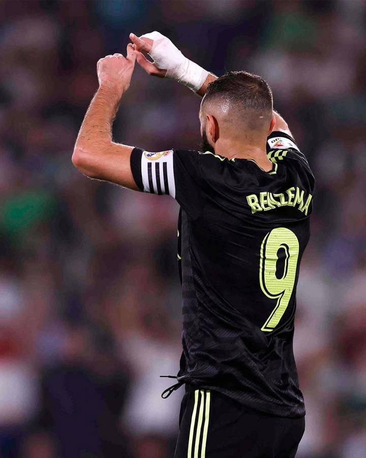 Karim Benzema festejó su gol haciendo la señal del VAR tras la anulación de tres goles al Real Madrid.