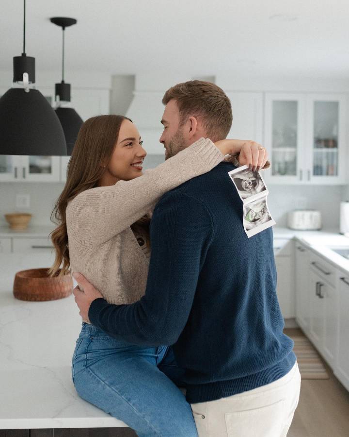 Con la frase “mom &amp; dad est. 2025 ” publicó Hailie Jade Scott esta fotografía en su cuenta de Instagram.