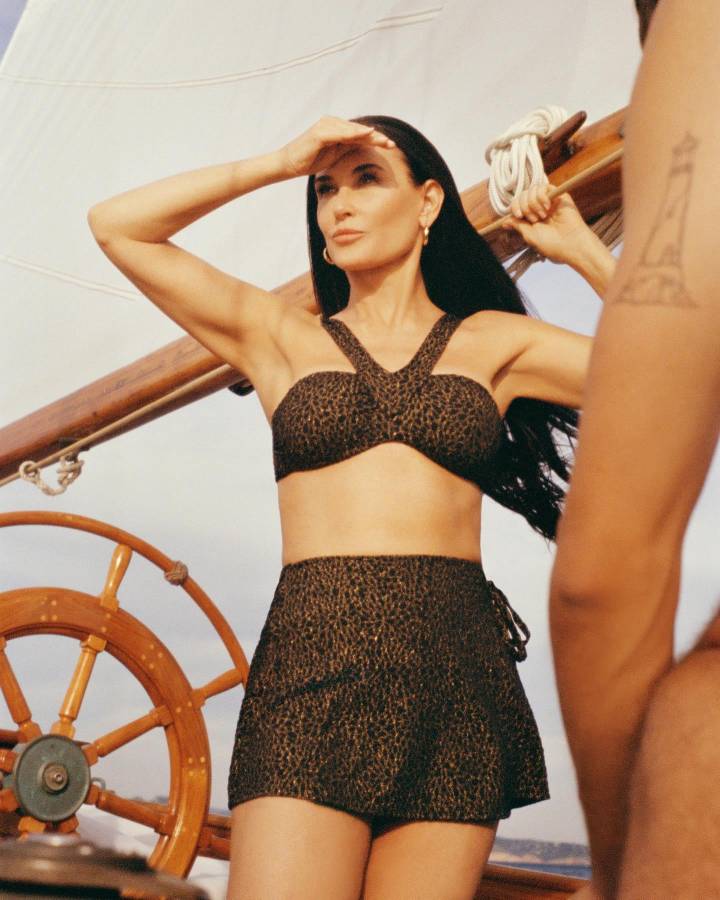 Demi Moore lanza sexy colaboración de trajes de baño