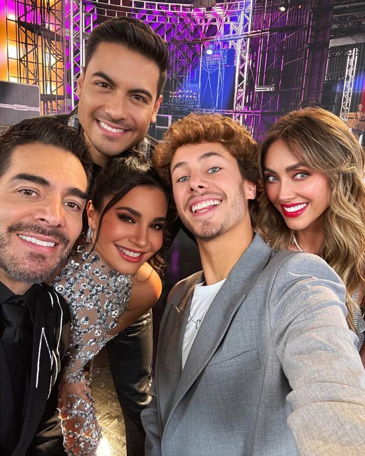 Anahí junto a sus nuevos compañeros de trabajo.