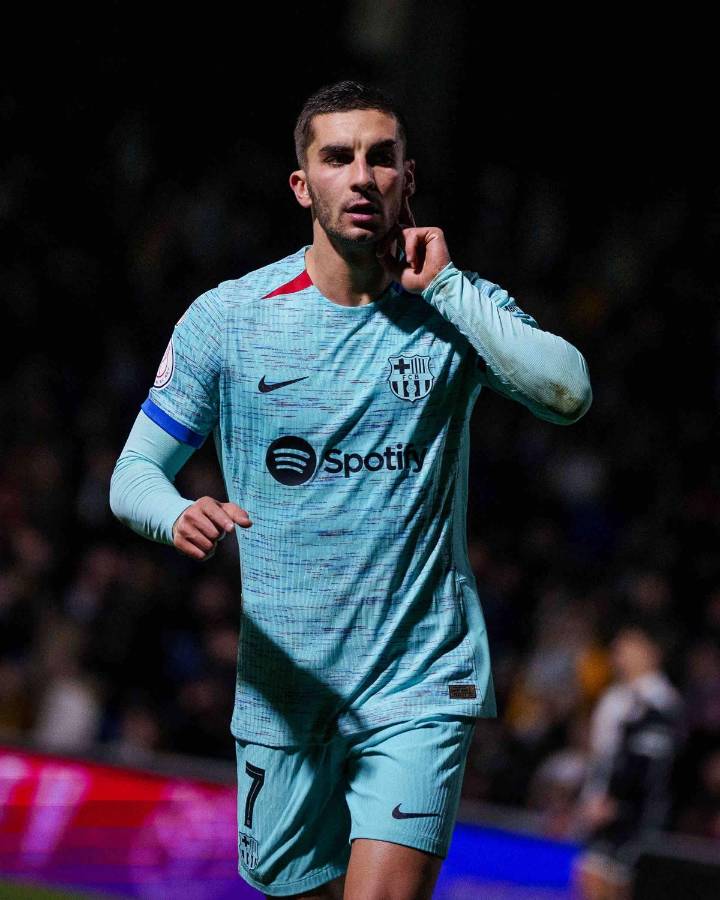 Ferran Torres festeja su gol que dio el empate al Barcelona.