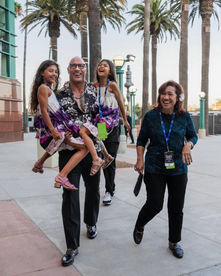 Dwayne Johnson y sus hijas en un paseo junto a la madre de él.