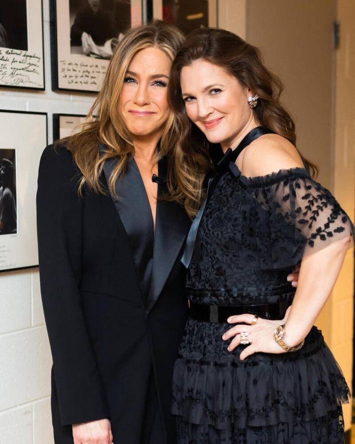 Las actrices Jennifer Aniston y Drew Barrymore alabaron el talento de su gran amigo.