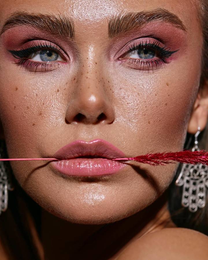 El artista dibuja las pecas en el rostro del cliente usando un lápiz de maquillaje para obtener una idea visual del resultado final.