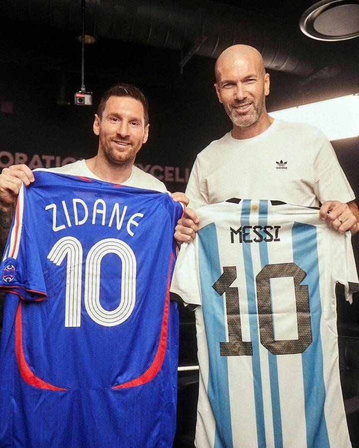 Messi y Zidane posando con las camisetas que se regalaron entre sí.