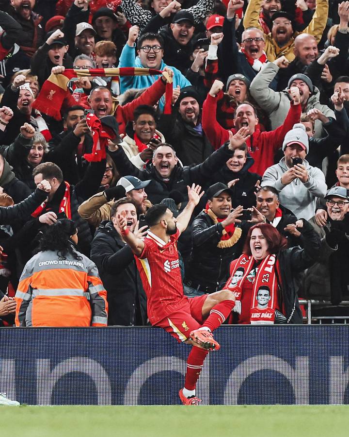 Mohamed Salah celebró con la afición del Liverpool de esta manera.