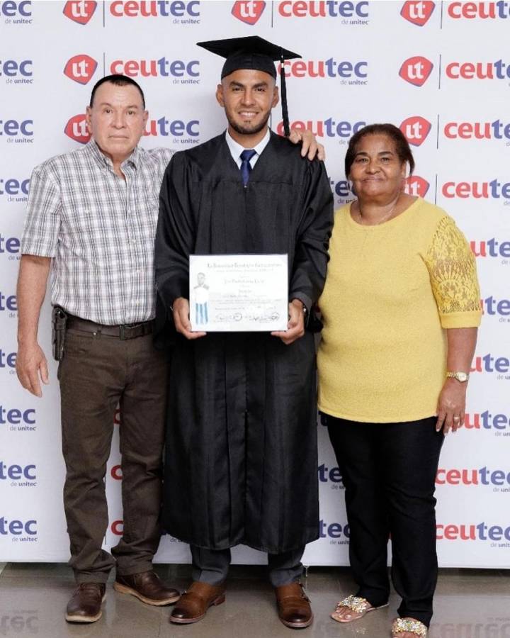 Danilo Tobías celebró este importante logro en su vida con sus padres.