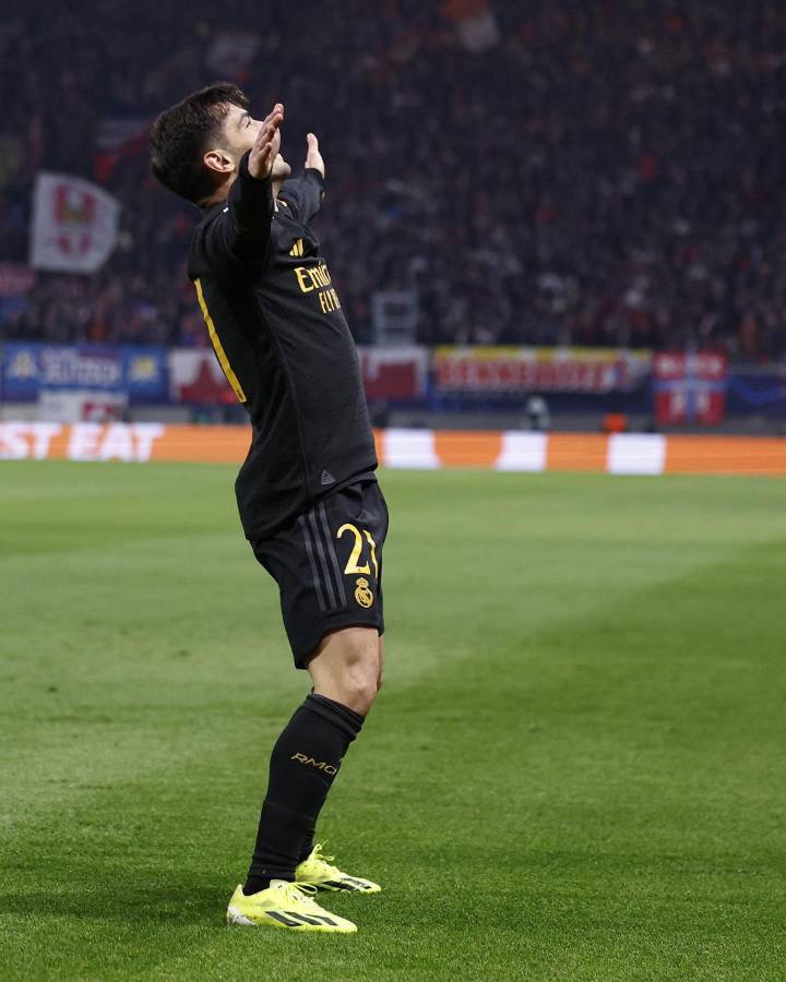 Brahim celebró su gol a lo ‘Bellingham’, ausente por lesión en la Champions League.