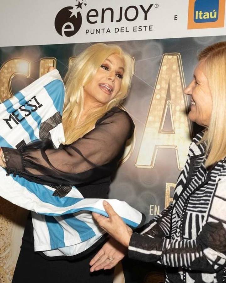 El sábado pasado, Susana Giménez ofreció su última función teatral en Uruguay, donde la acompañó Celia, la mamá de Lionel Messi.