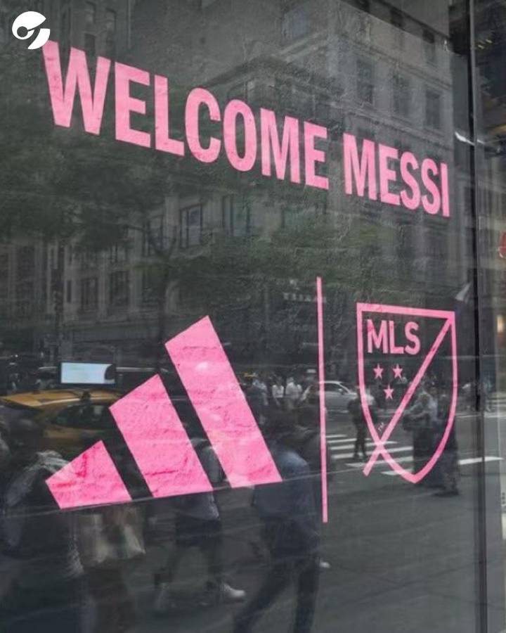 En las afueras de una tienda en Nueva York apareció un cartel con la frase de “Bienvenido Messi”.