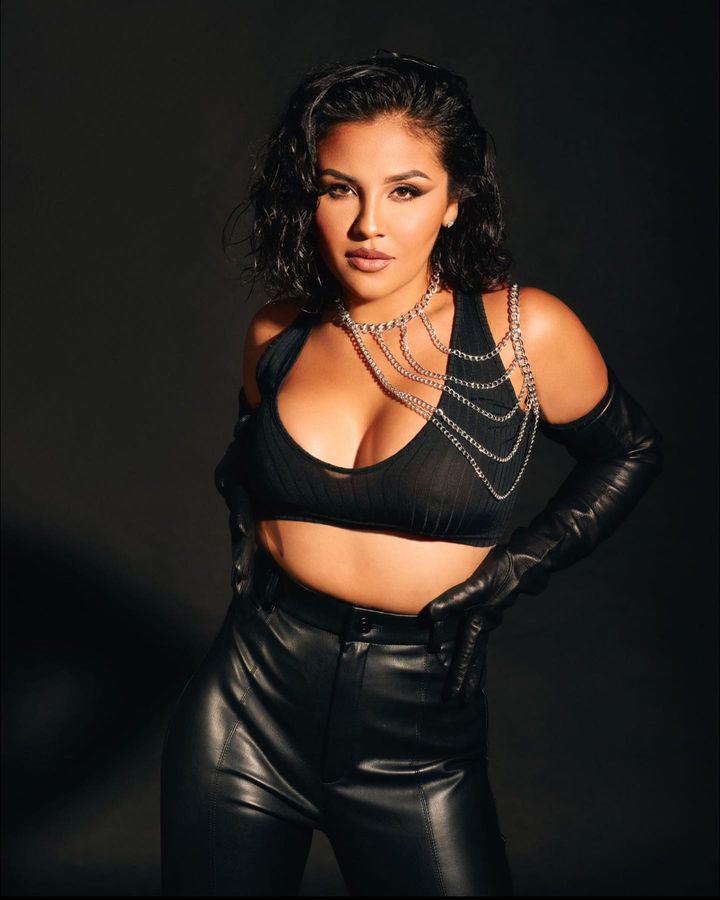 La actriz, cantante y bailarina hispana Annie González (“Flamin’ Hot” y “Gentefied”) da vida a la fallecida superestrella méxico-estadounidense Jenni Rivera.