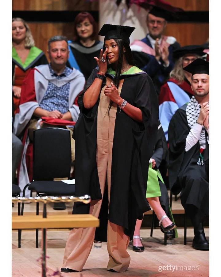 La modelo intentó contener las lágrimas al aceptar la distinción