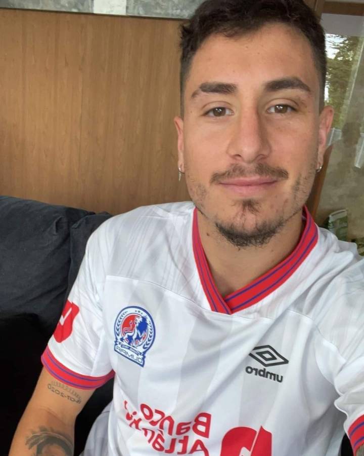 José Giménez del Atlético de Madrid posando con orgullo la camiseta del Olimpia.