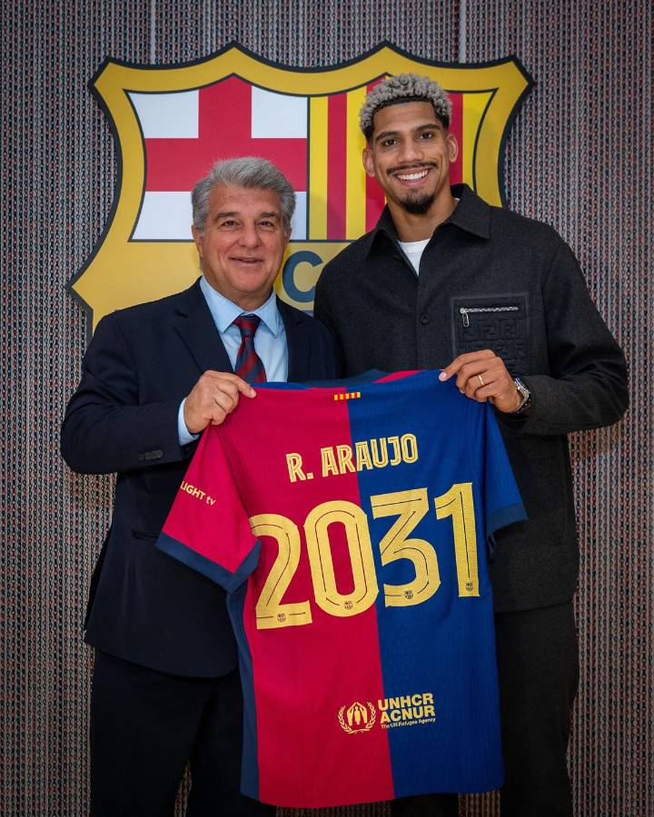 Joan Laporta se encergó de presentar la renovación de Ronald Araújo.