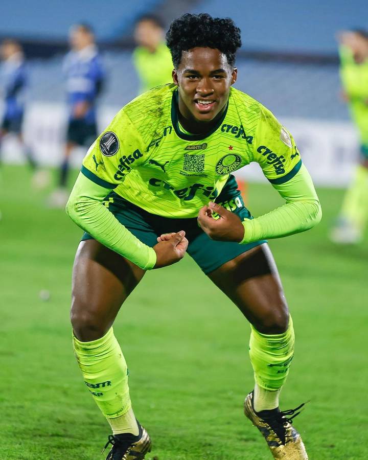 Endrick celebró su gol ante Liverpool haciendo gestos de mono.