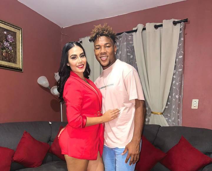 Yeison y Cristel son parejas desde el año pasado. La periodista suele asistir a los estadios con la camiseta de su novio.