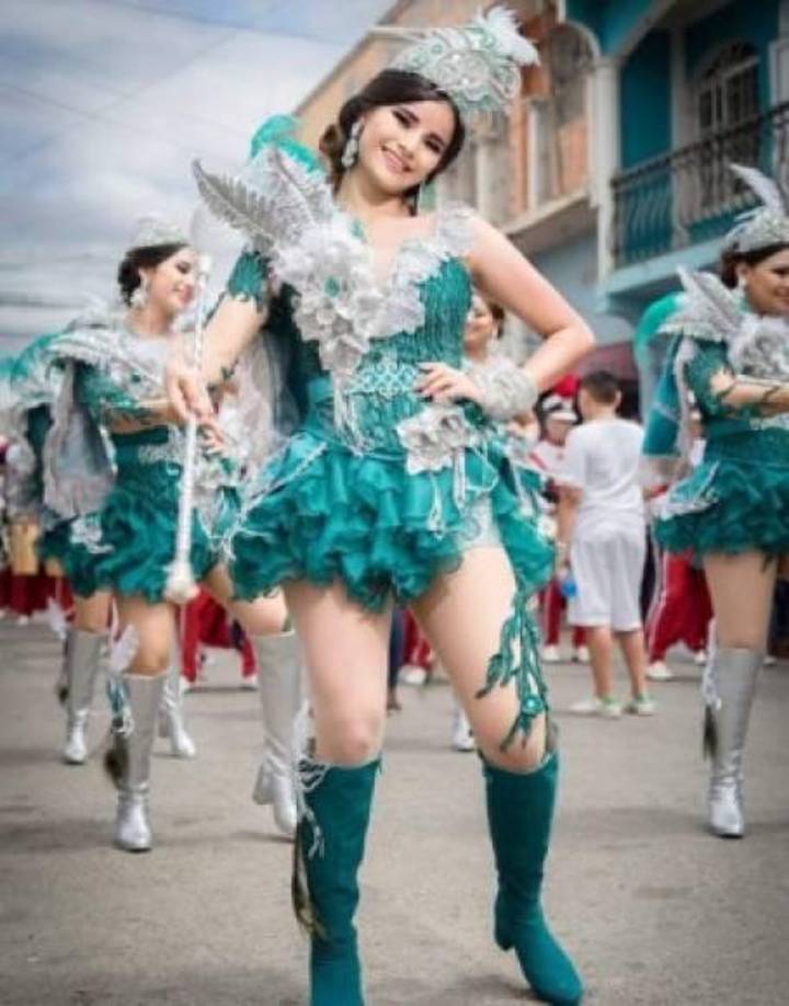 Jasuary Morán, esta hermosa jovencita robó muchas miradas cuando lució un hermoso vestido color verde aqua con detalles plateados.