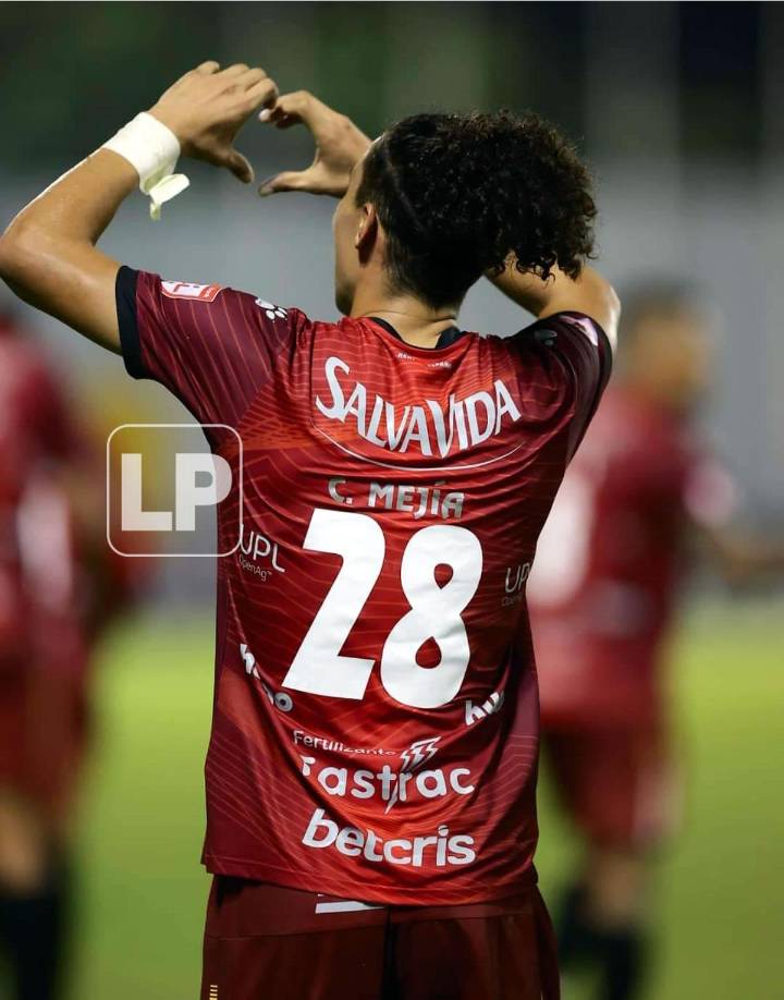 Carlos ‘Chapetilla’ Mejía, gritando su gol para el 2-0 del Real España contra el Herediano.