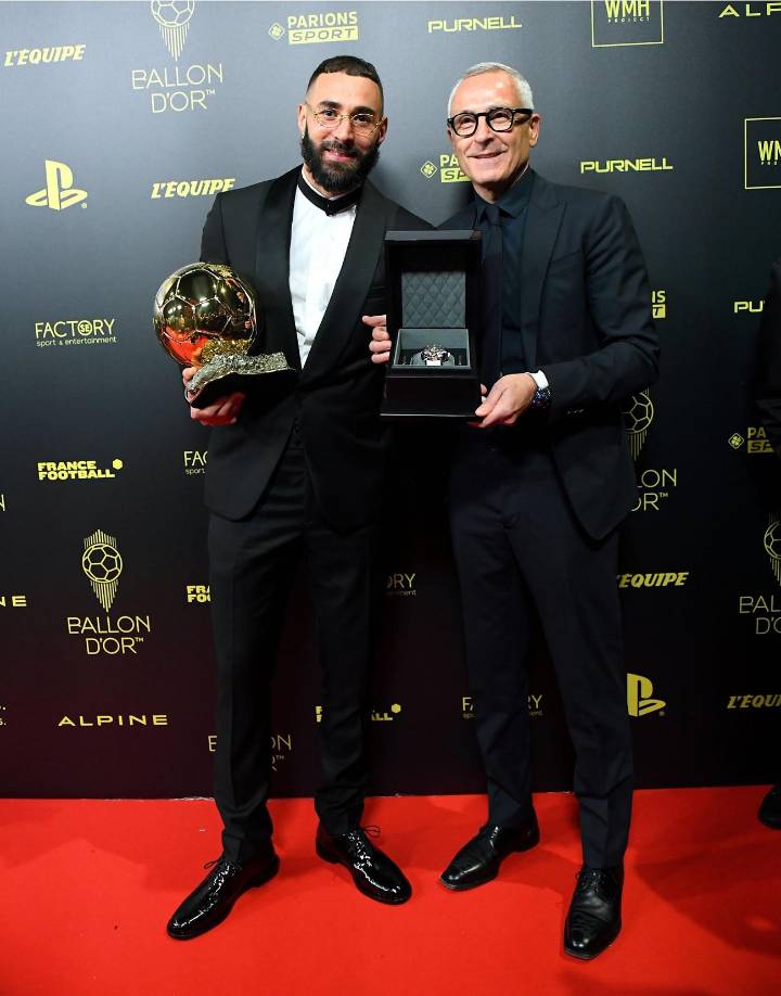 Karim Benzema también se llevó otro regalo a casa. El delantero francés recibió un prestigioso reloj Purnell Watches, socio oficial del Balón de Oro desde 2021.