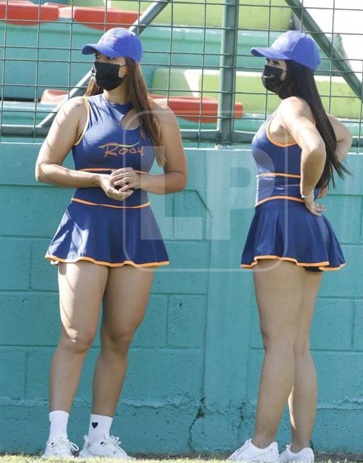 Las dos edecanes que lucieron espectaculares.