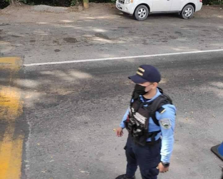 A inicios de semana el agente Alejandro Rivas fue captado en un video que se viralizó en las redes sociales, su identidad se conoció hasta este viernes 12 de abril cuando la policía reconoció su noble labor.