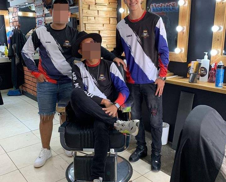Una foto reciente de “el Chelito” en el interior de la barbería.