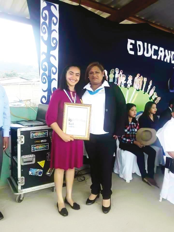Daniela Quiñónez, premio a la excelencia académica