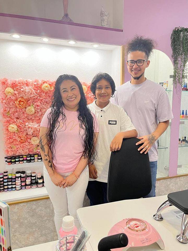 $!Lizz, quien es originaria de La Paz, su hijo Yoseth Fabricio y su esposo Enrique Estrada, quien es de Comayagua, el día de la inauguración del salón “Lizz Studio Nails&amp;Makeup”.