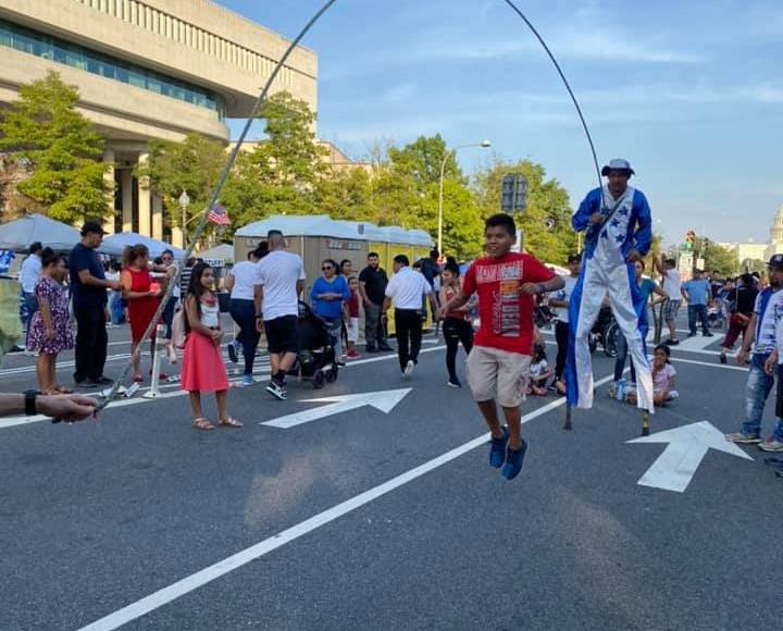 Un niño salta la cuerda en el Festival de los Juegos Tradicionales organizado en Washington.