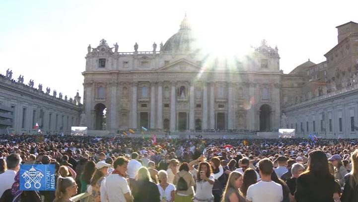 Alegría en la plaza de San Pedro: miles celebran que hay nuevo papa