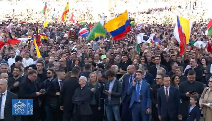 Alegría en la plaza de San Pedro: miles celebran que hay nuevo papa