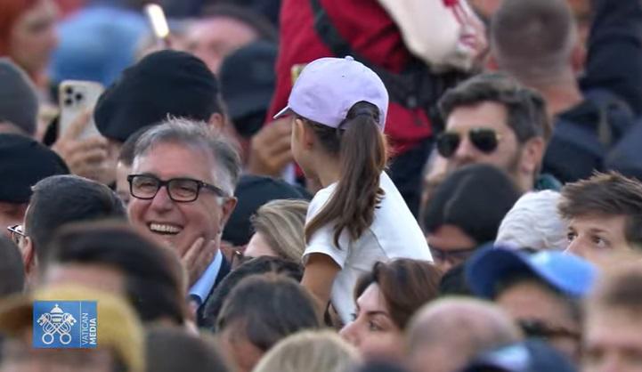 Alegría en la plaza de San Pedro: miles celebran que hay nuevo papa