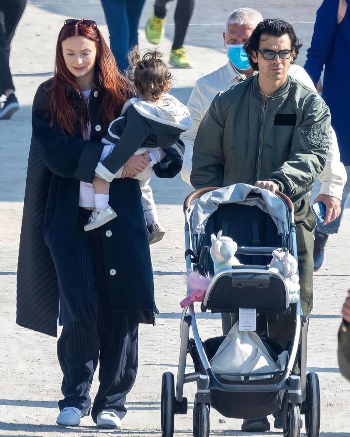 Foto de Sophie Turner y Joe Jonas paseando con sus hijas, antes de separarse.