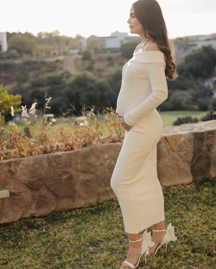 “Príncipe número 2 en camino”, escribió la modelo mexicana.