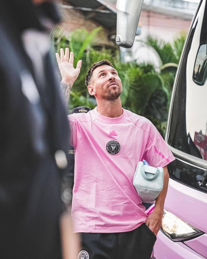Leo Messi saludando a los aficionados a su llegada con el Inter Miami al estadio Cuscatlán.