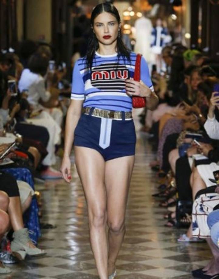 Adriana Lima (12 de junio de 1981, Salvador de Bahía, Brasil) es un ángel de Victoria's Secret desde el año 2000.