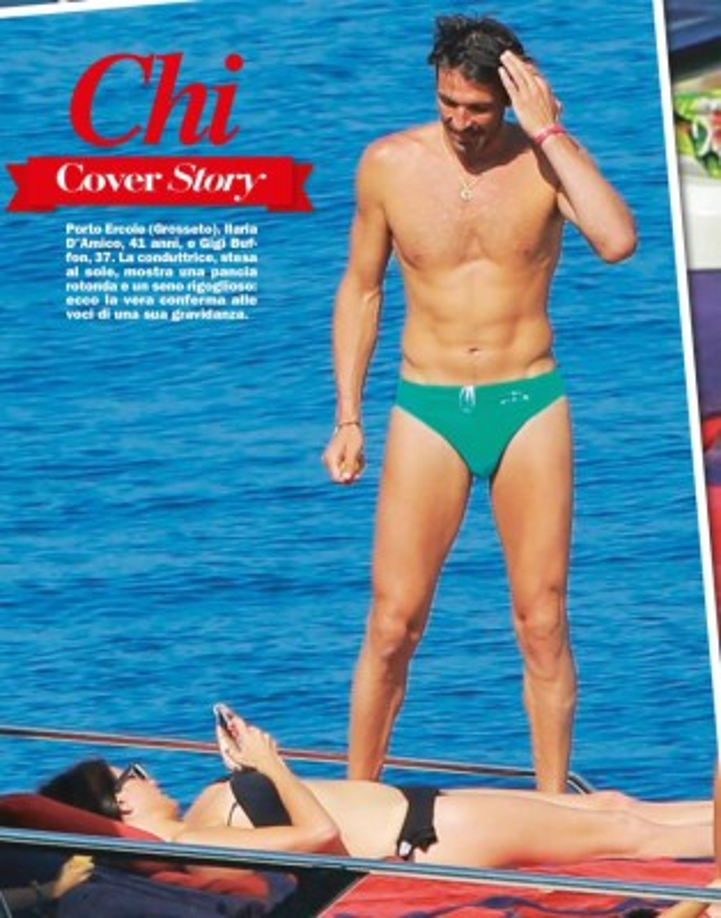 La Revista Chi publicó fotos del arquero y su actual pareja, Ilaria D'Amico, disfrutando del sol y el agua en un yate.