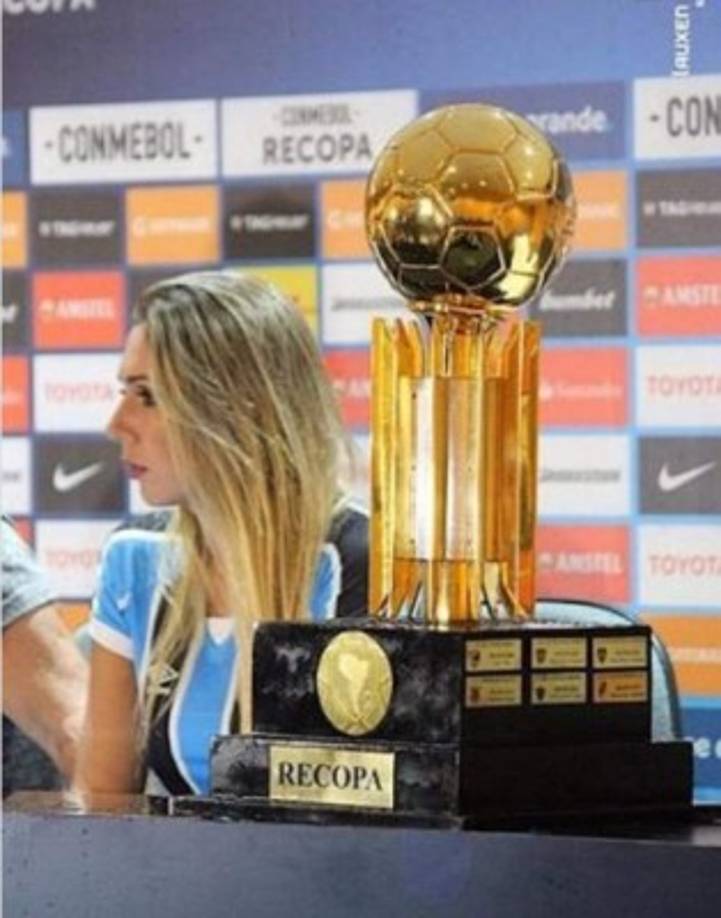 Durante el festejo la brasileña se tomó varias fotografías abrazando a su padre y celebrando junto a los jugadores del Gremio. La joven también acompaña a su padre a las conferencias de prensa.