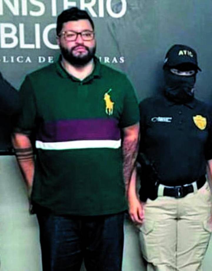 “Nosotros, en el requerimiento fiscal, lo acusamos por el delito de extorsión, pero ellos querían que se cambiara al delito de concusión. La diferencia es que la extorsión conlleva una pena de entre 15 y 20 años, mientras que la concusión tiene una pena de uno a tres años”, añadió Mora.