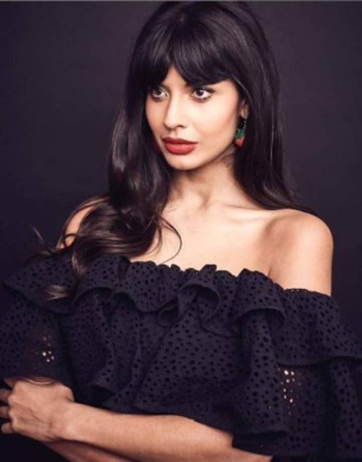 La respuesta de Khloé ha llegado a través de un artículo publicado por The New York Times centrado en la faceta empresarial de las mujeres de su familia y en el instinto que les ha ayudado a construir todo un imperio que se extiende al mundo de la moda, los cosméticos, los videojuegos y un sinfín de aventuras más allá de la telerrealidad, al mismo tiempo que se ganaban el respeto de la mayor parte del mundo del entretenimiento y aquellos que en un principio se burlaban abiertamente de ellas por representar una nueva generación de celebridades famosas por el mero hecho de ser famosas.