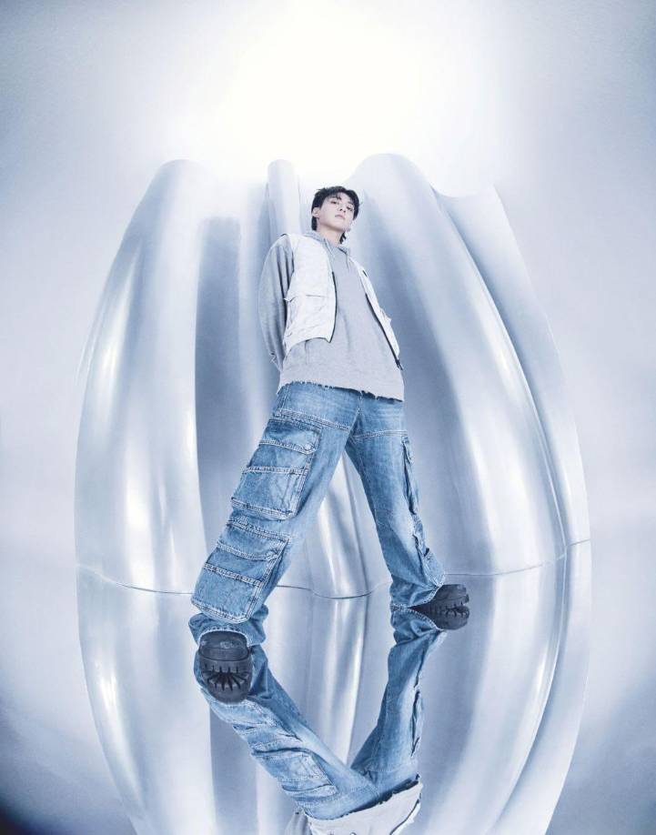 De acuerdo a BIGHIT, en ‘3D’ Jungkook mostrará un lado más maduro de lo que ya se vio en ‘Seven’, cuya versión explícita sorprendió por su letra de contenido erótico. 