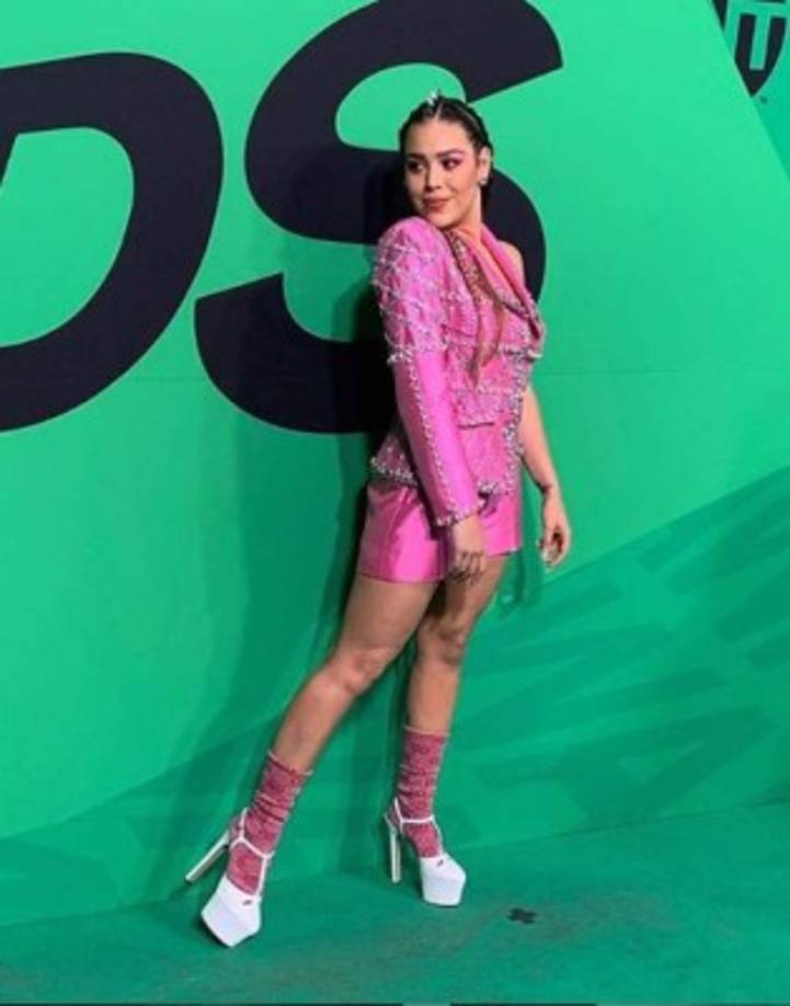 La mexicana lució una chaqueta y un short color rosa, pero lo que más disgustó a miles de fanáticos fue los zapatos que utilizó con unas calcetas.